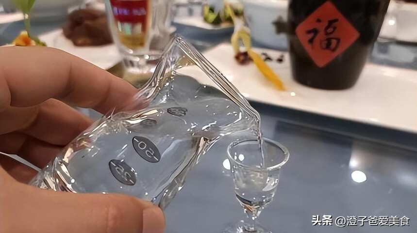 人到老年參加酒局，4個毛病不能犯，輕則招人煩，重則“丟老臉”