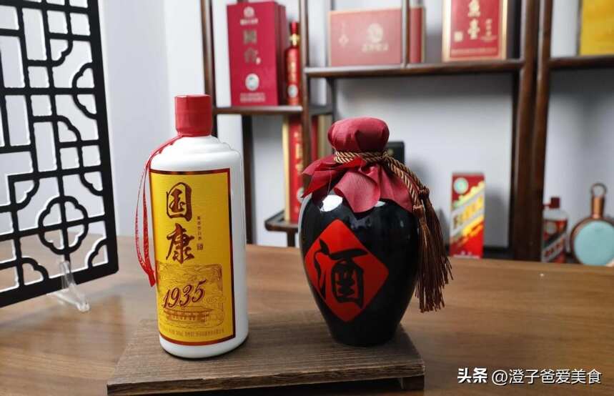 山東一土豪請客，喝光33年茅臺后扔掉酒瓶，卻被拾荒者撿“便宜”