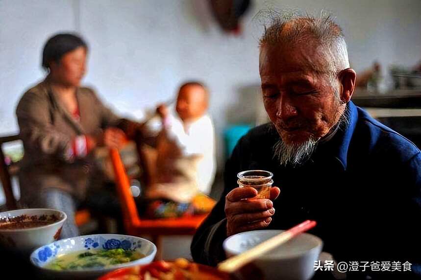 山東60歲大爺，為喝好酒竟自購設備釀酒？才喝2天便出事，為何？