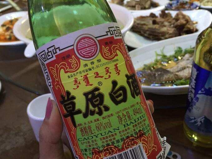 內蒙古人最愛的一款酒！性子烈燙食道，當地人叫“壇兒草”