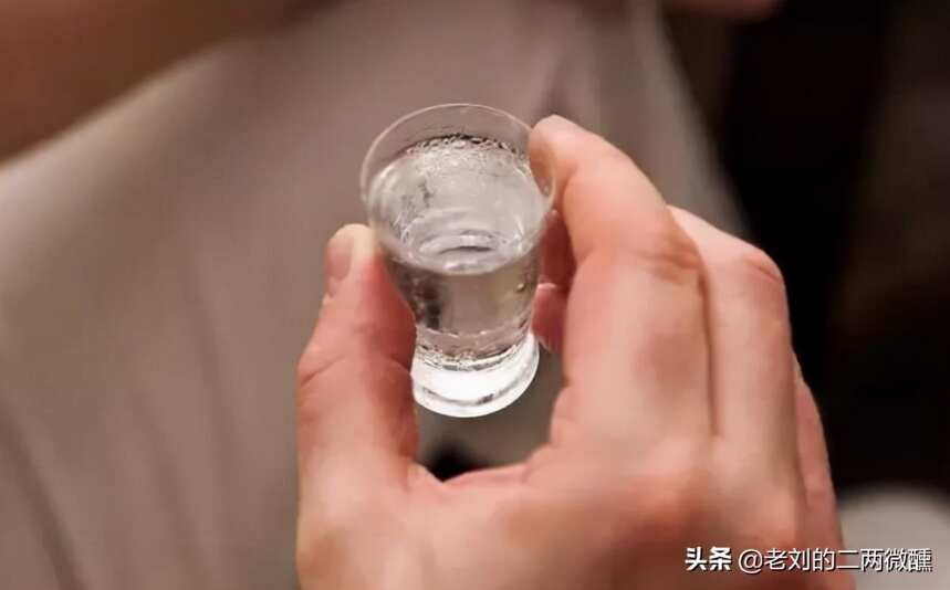 老百姓“口糧酒”怎么選？按最新“白酒天梯圖”選，新手：學到了