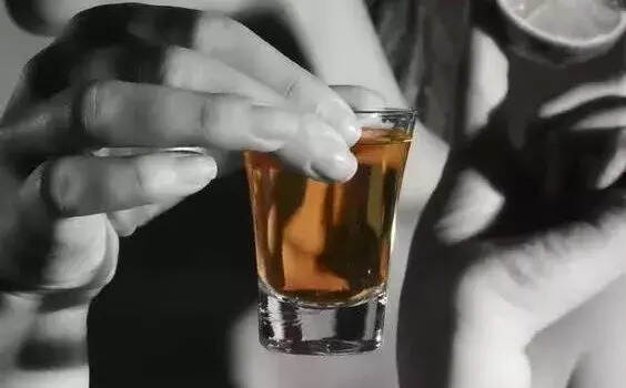 晃動的酒杯中，倒映的是夢想人生