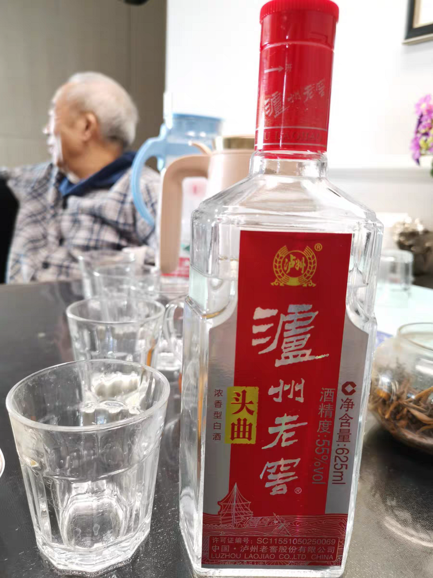 送父母酒，貴的買不起便宜看不上？推薦4款，價格適中還是糧食酒