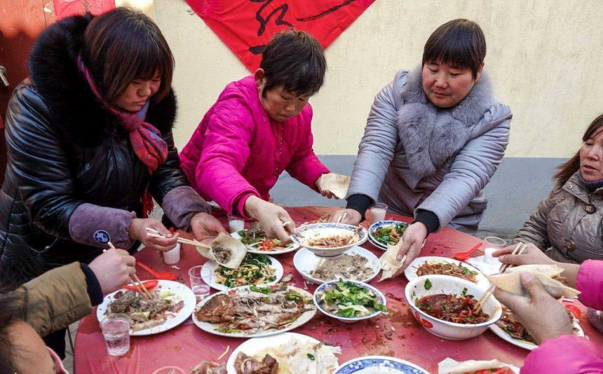 農村吃酒席，遇上4種人，聰明人會放下筷子就走人，原因很現實