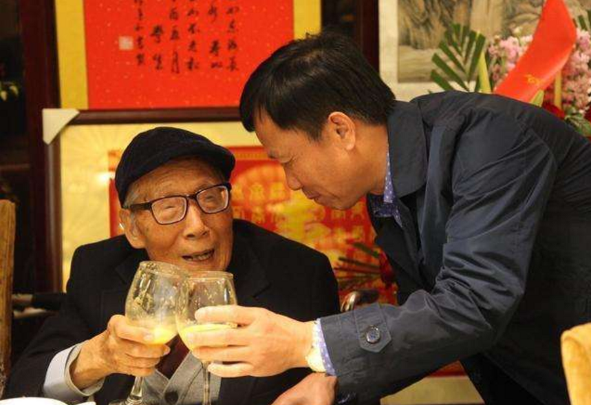 農村86歲老人，堅持喝溫酒幾十年，不是因為習慣，真正原因太意外