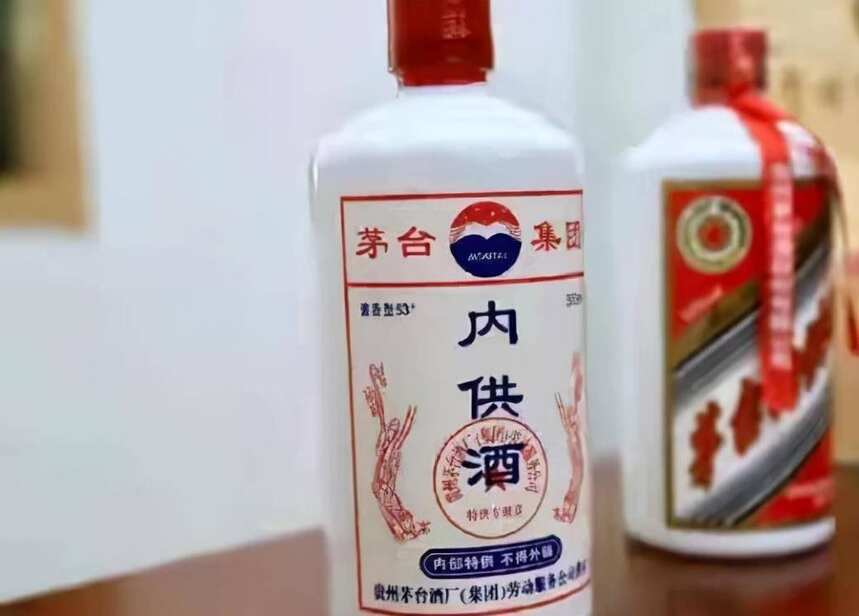 55歲后要注意，和朋友出門吃飯，“這三類酒”千萬別拿上餐桌