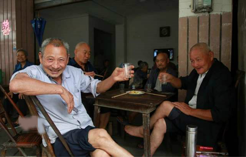 農村86歲老人，堅持喝溫酒幾十年，不是因為習慣，真正原因太意外