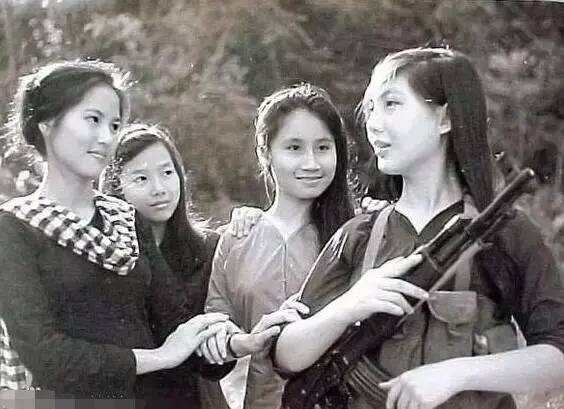 軍裝擋不住好身材，越南女兵秒殺明星