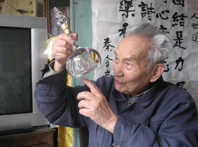 揭秘酒販對老酒的造假招數，做舊、高仿就算了，最后一個太可恨