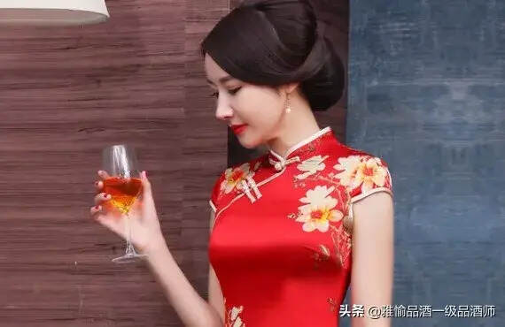 酒杯在手的女人，很美！