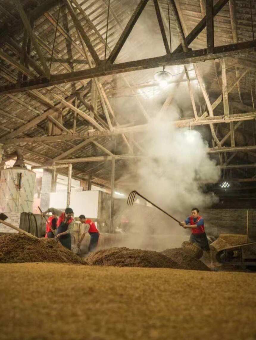 揚州一土豪聚餐，2小時干完6瓶茅臺，服務員拿走空瓶竟能換輛車