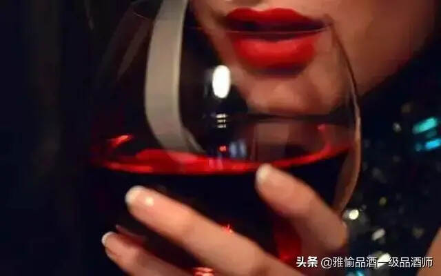 酒杯在手的女人，很美！