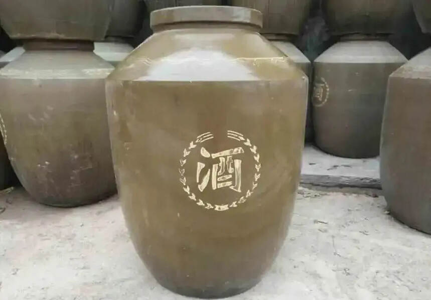 白酒的貯存容器有何特點？