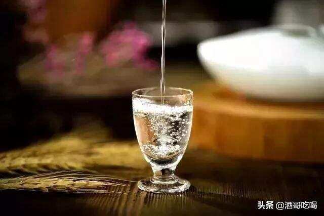 白酒入門，如何分辨酒精酒和純糧食酒？