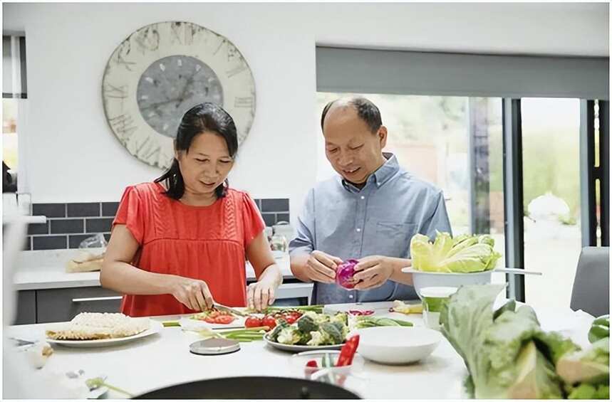 四平八旬老大爺，每天晚上“必飲一小碗酒”，平時習慣令人意外