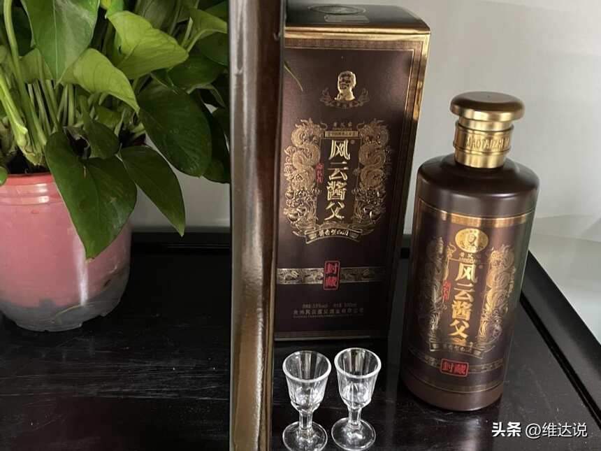 年銷80億！十幾塊的老村長，明明是酒精酒卻為何比純糧酒還火爆？