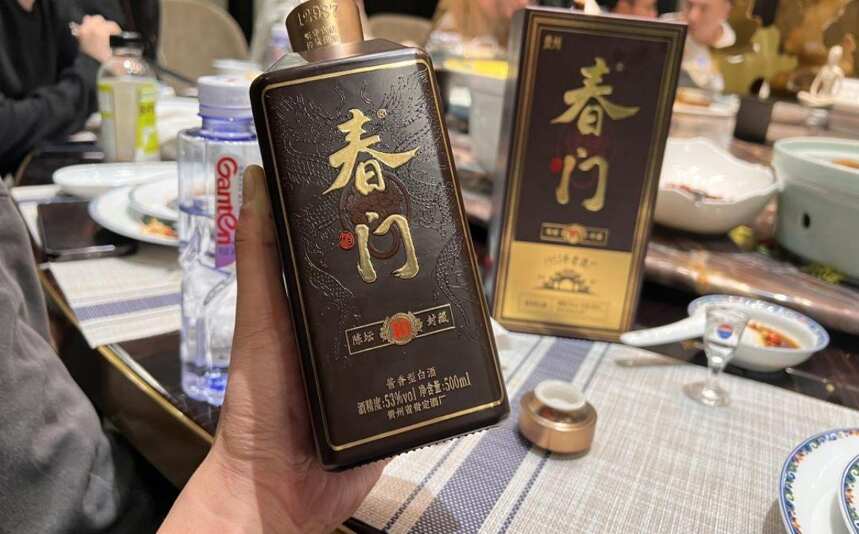 廣東一小伙垃圾堆撿煙頭，翻出35年茅臺，行家：老婆本有了