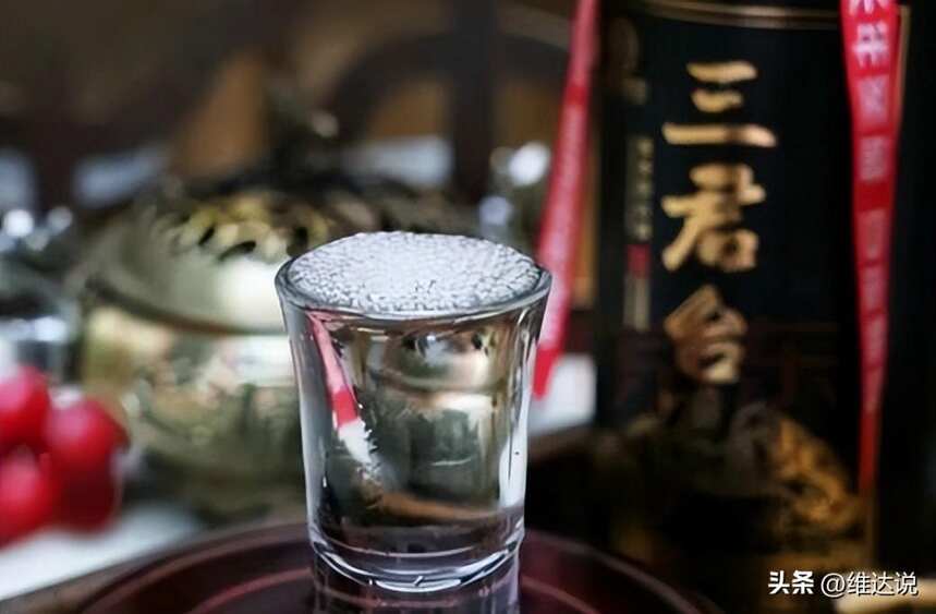 山東人喝白酒人手一瓶水，你以為只是解渴么？酒桌老手：大有用途