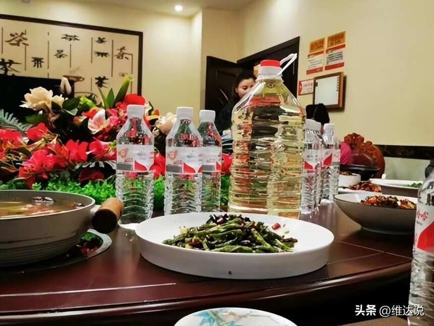 山東人喝白酒人手一瓶水，你以為只是解渴么？酒桌老手：大有用途