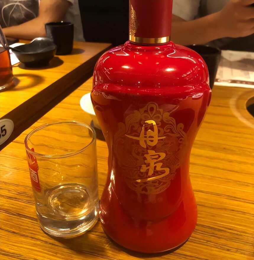 年關將至，預算有限，不妨帶上這10款“茅臺平替酒”，有里還有面