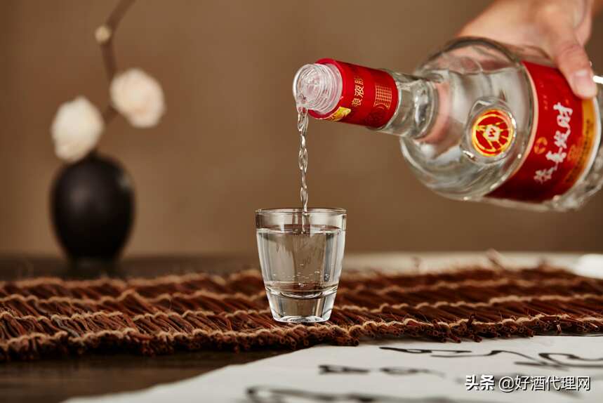 喝酒為什么要用小酒杯？原來是這樣