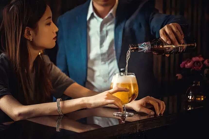 為什么說酒桌上離不開女人？