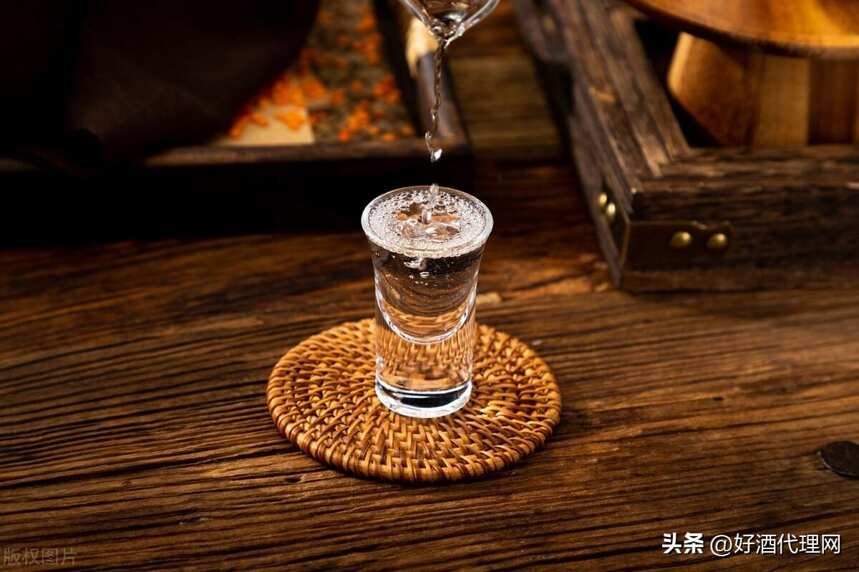 十幾塊錢一瓶的白酒能喝嗎？酒友們注意了