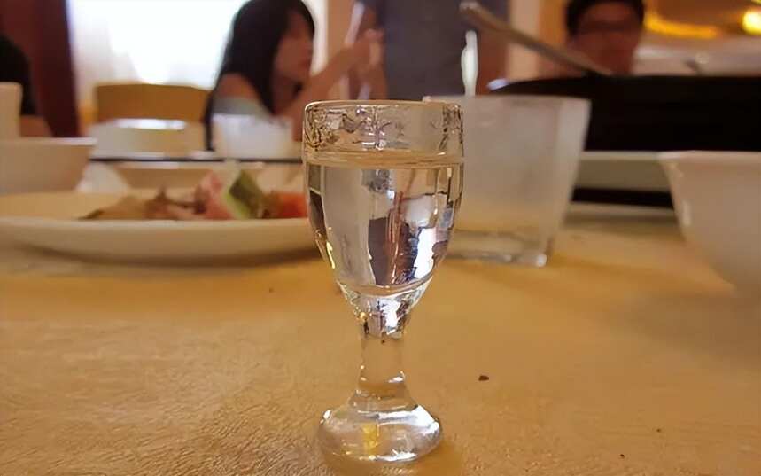 小杯慢飲，才能品味酒中味道