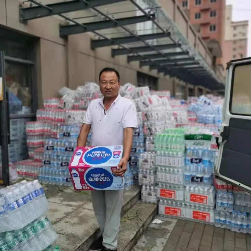 伊川軒福酒業冒雨馳騁捐助鄭州災區