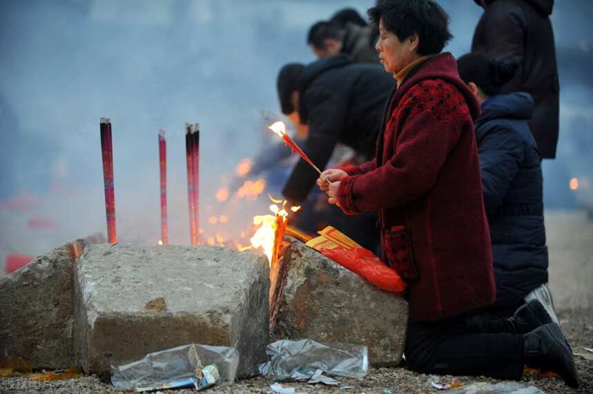 正月初六丨清屋掃瓦除舊穢，爆竹齊鳴送窮鬼