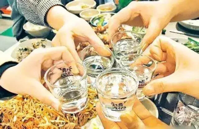 在一個喝嗨的酒桌，只有你不喝酒，會發生什么？