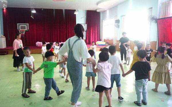 女兒在幼兒園有“小癖好”，愛摸同學“大腿”，媽媽看后無地自容