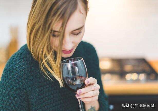 喝葡萄酒后為何出現頭痛現象？科學研究：真正原因是這個！