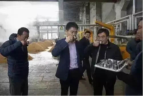 遇酒且呵呵，人生能幾何？