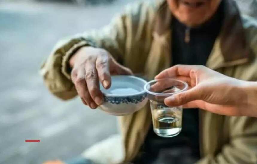 今年78歲的爺爺，每天喝點小酒精神煥發，只因喝了這類酒