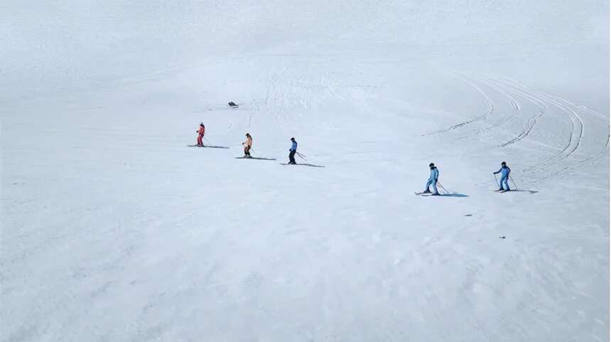 “人類滑雪起源地”驚現巨型宣言，滑雪作畫，讓世界看好中國