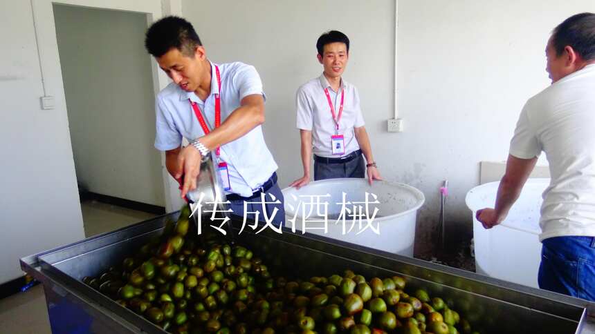 天氣逐漸炎熱，釀酒過程中怎么給酒醅降溫呢？