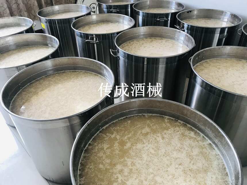 天氣逐漸炎熱，釀酒過程中怎么給酒醅降溫呢？