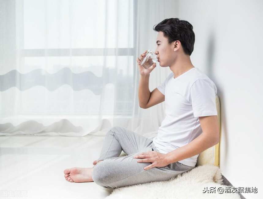 為什么男人年紀越大越喜歡喝白酒？看了心里難受