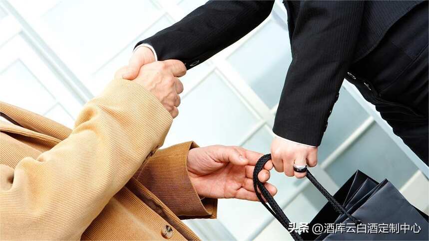 酒庫云丨什么是企業定制酒？如何加分企業形象